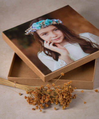 Caja blanca o kraft (cartón rígido) + foto