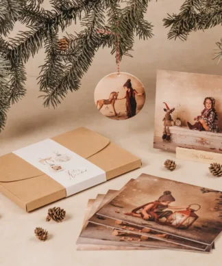 Pack 2: Carpeta blanca o kraft + Copias + bola + Calendario imán + postales (fajín estándar)